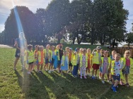 Dzieci z grupy Jaskółki wzięły udział w akcji "Sprzątanie świata" i po raz kolejny udały się w okolice przedszkola, by uczynić je czystym.