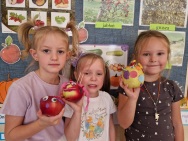 Omawiając tematykę "Jesień w ogrodzie" Jaskółki postanowiły pochwalić się swoją kreatywnością i wykonały warzywne stworki. Zajęcia dostarczyły dzieciom mnóstwo radości podczas tworzenia prac.